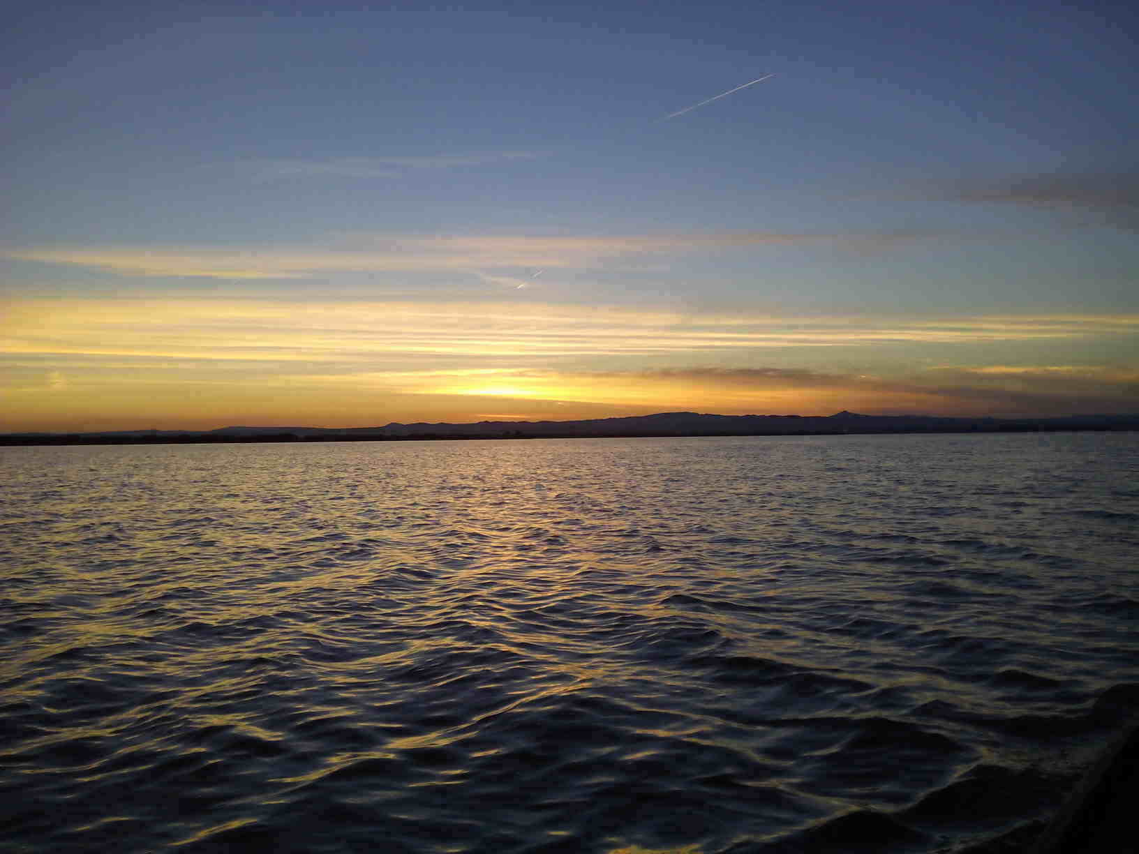 Puesta de sol sobre la Albufera de Valencia desde una barca tradicional