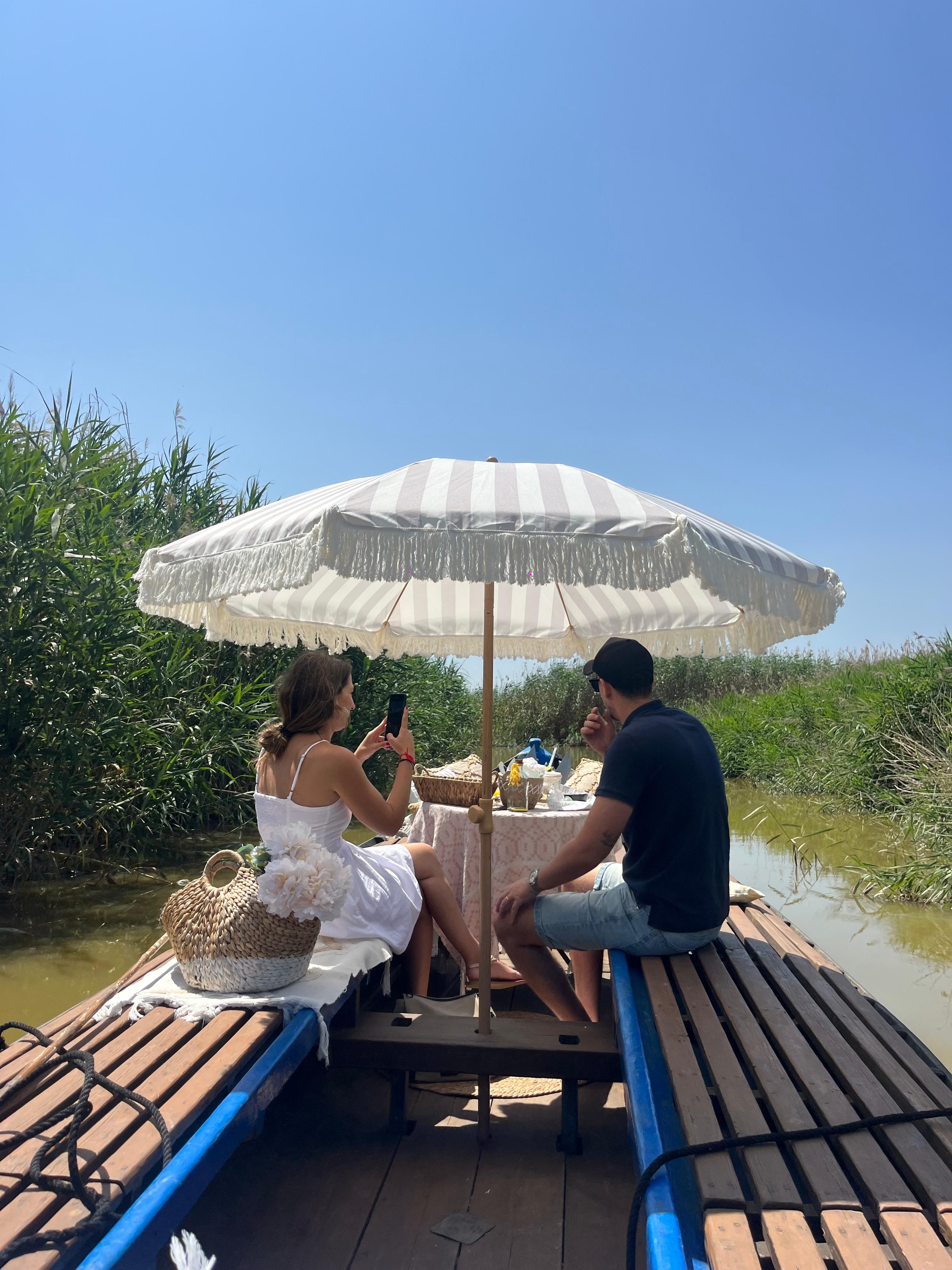 Desayuno brunch servido sobre una barca de madera en los canales del Parque Natural de la Albufera