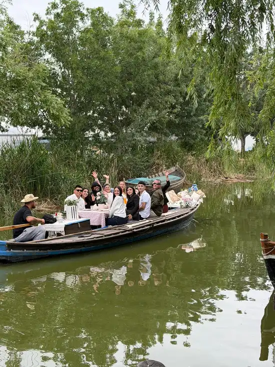 Grupo disfrutando brunch en barca tradicional por la Albufera de Valencia