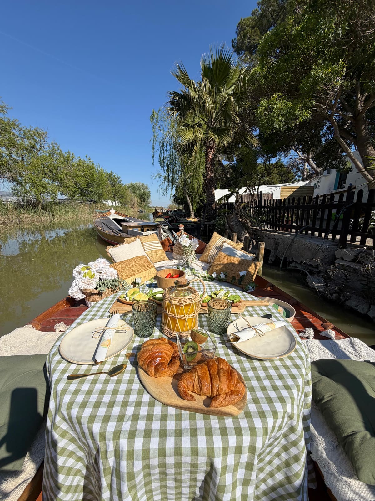 Pareja disfrutando del brunch en barca privada navegando por la Albufera de Valencia al amanecer