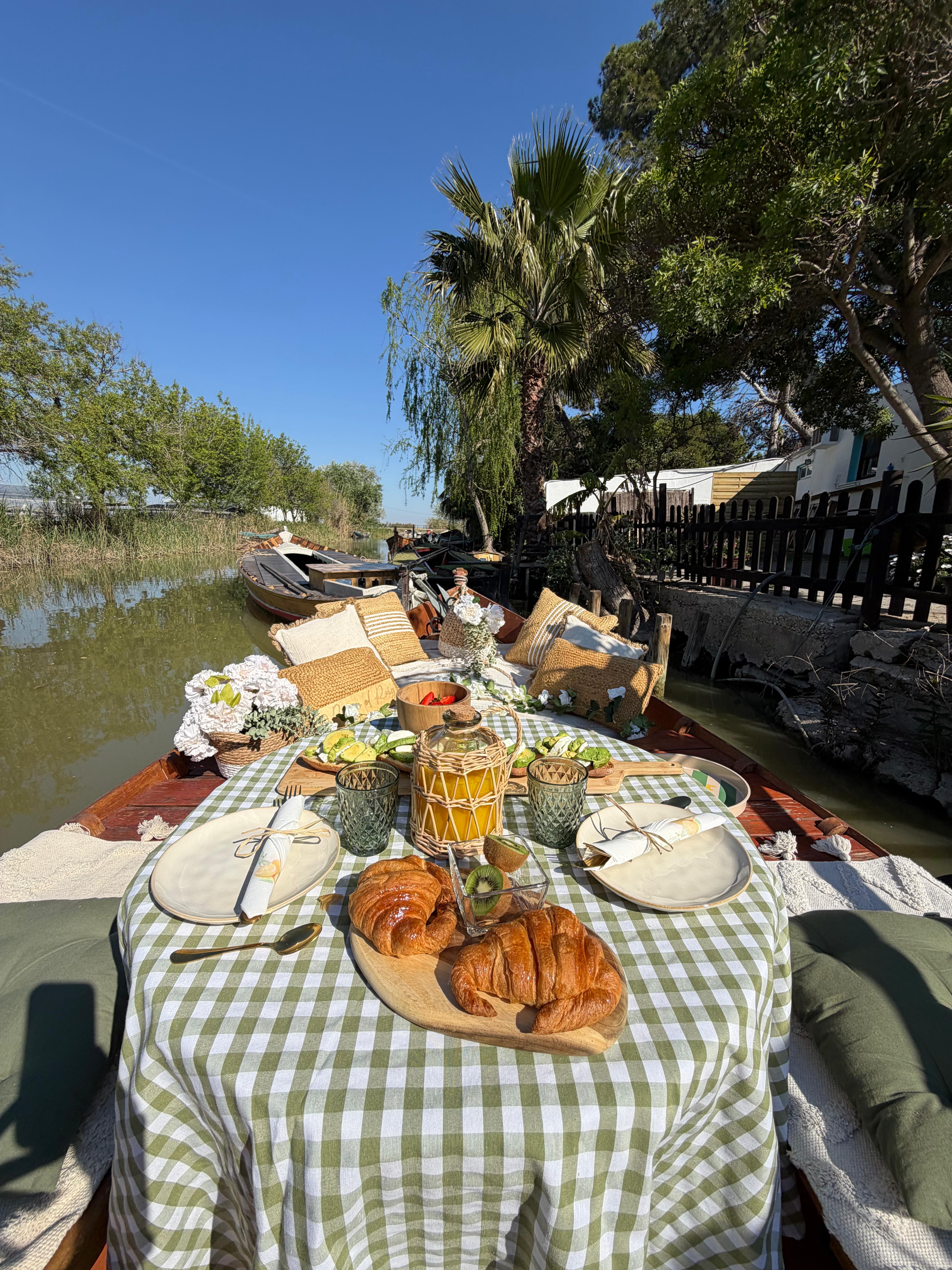 Pareja disfrutando del brunch en barca privada navegando por la Albufera de Valencia al amanecer