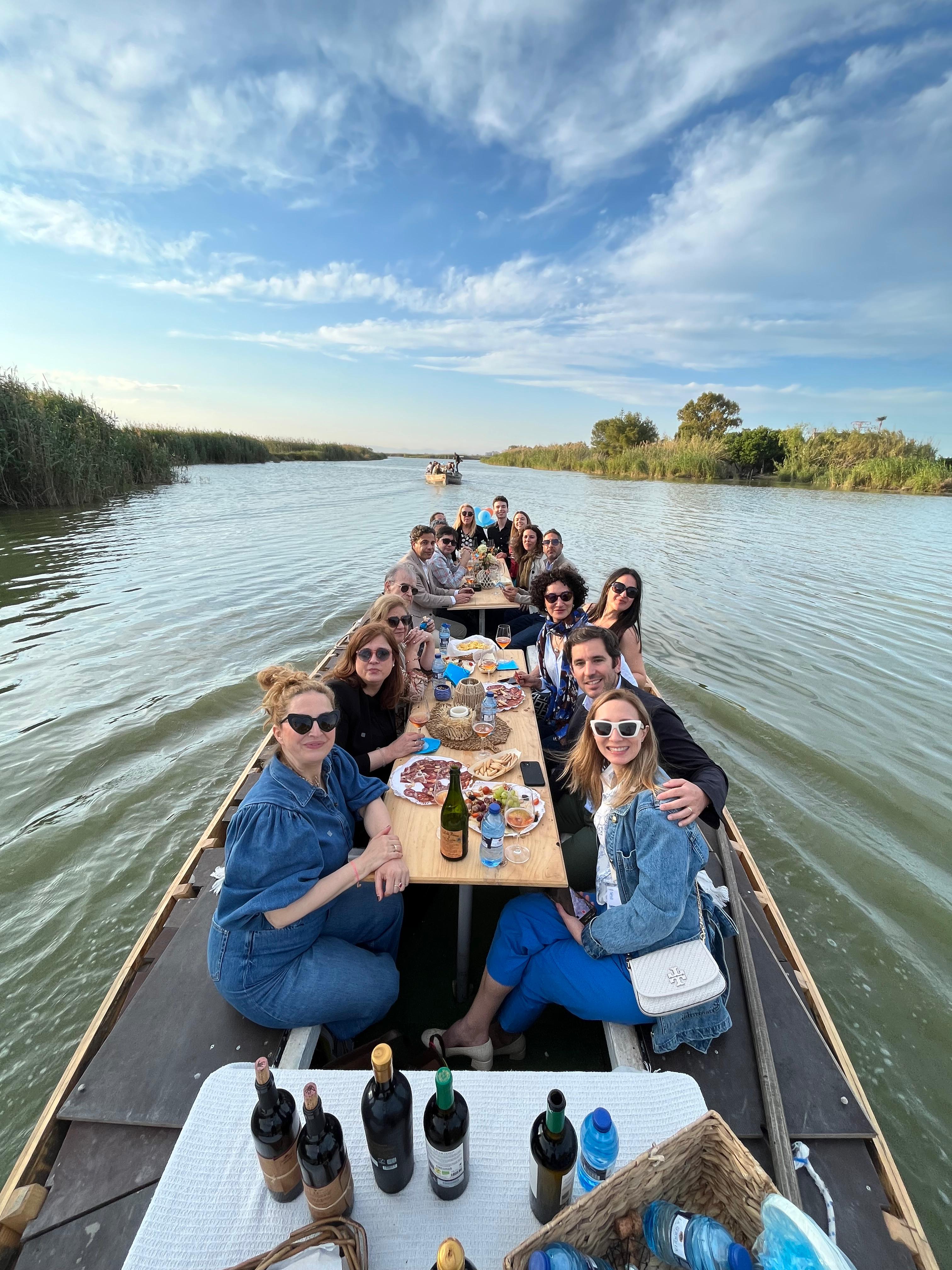 Sommelier sirviendo vino durante la cata en barca sobre el Parque Natural de la Albufera