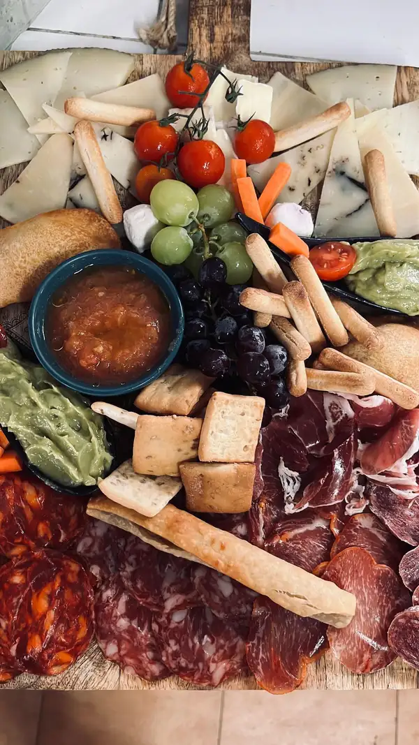 Tabla de quesos, ibéricos y fruta para cata de vinos en barca en la Albufera