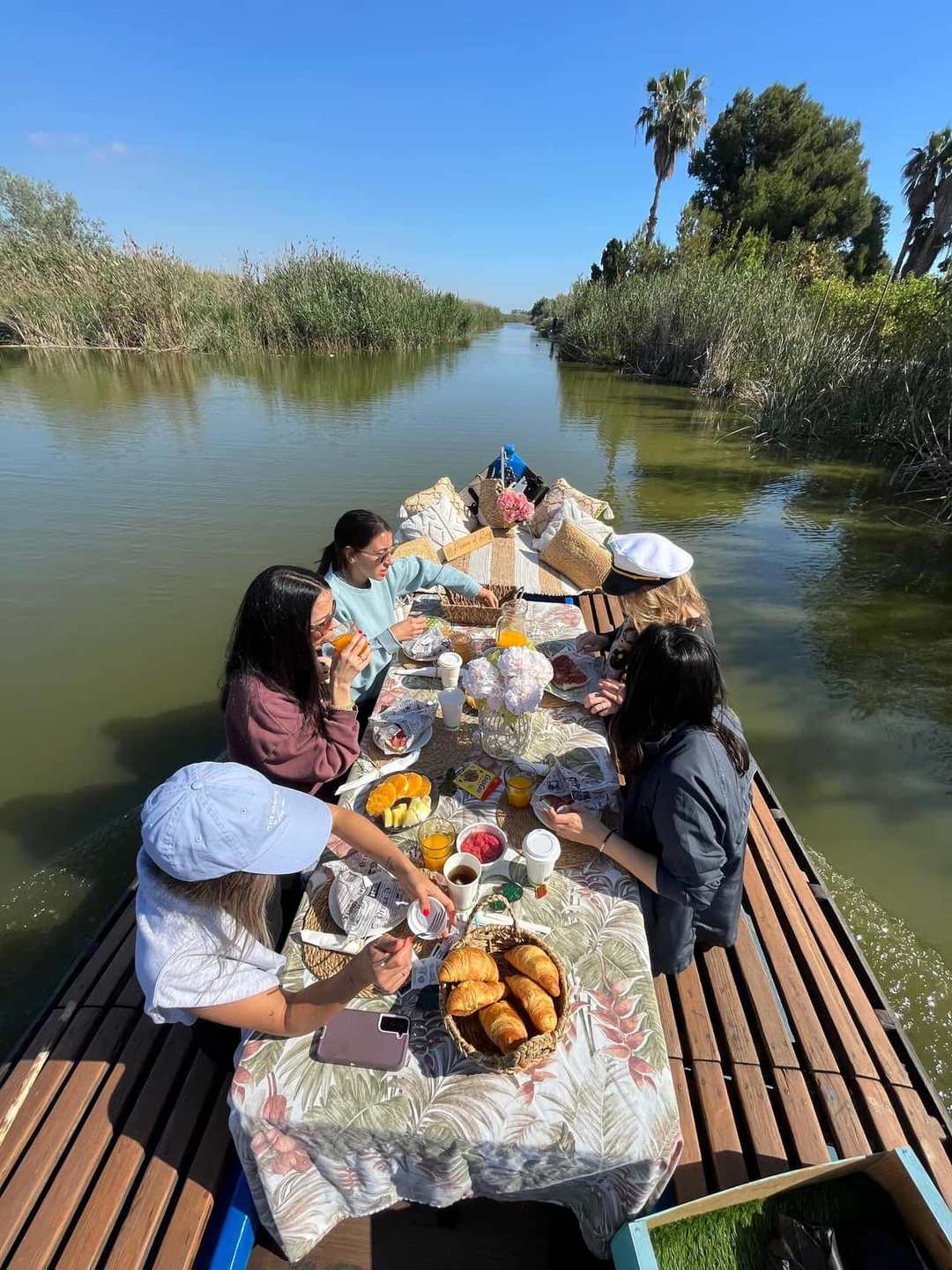 Desayuno brunch sobre una barca en los canales de la Albufera de Valencia