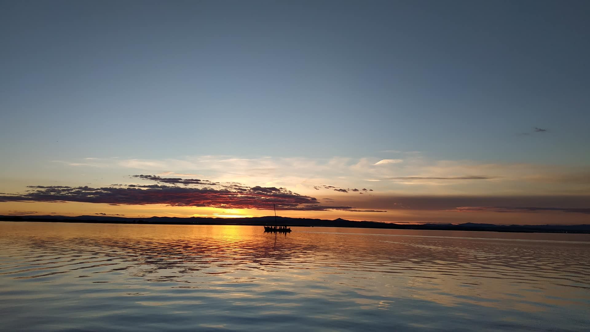 Puesta de sol sobre la Albufera de Valencia - Paseos en barca tradicional El Roig