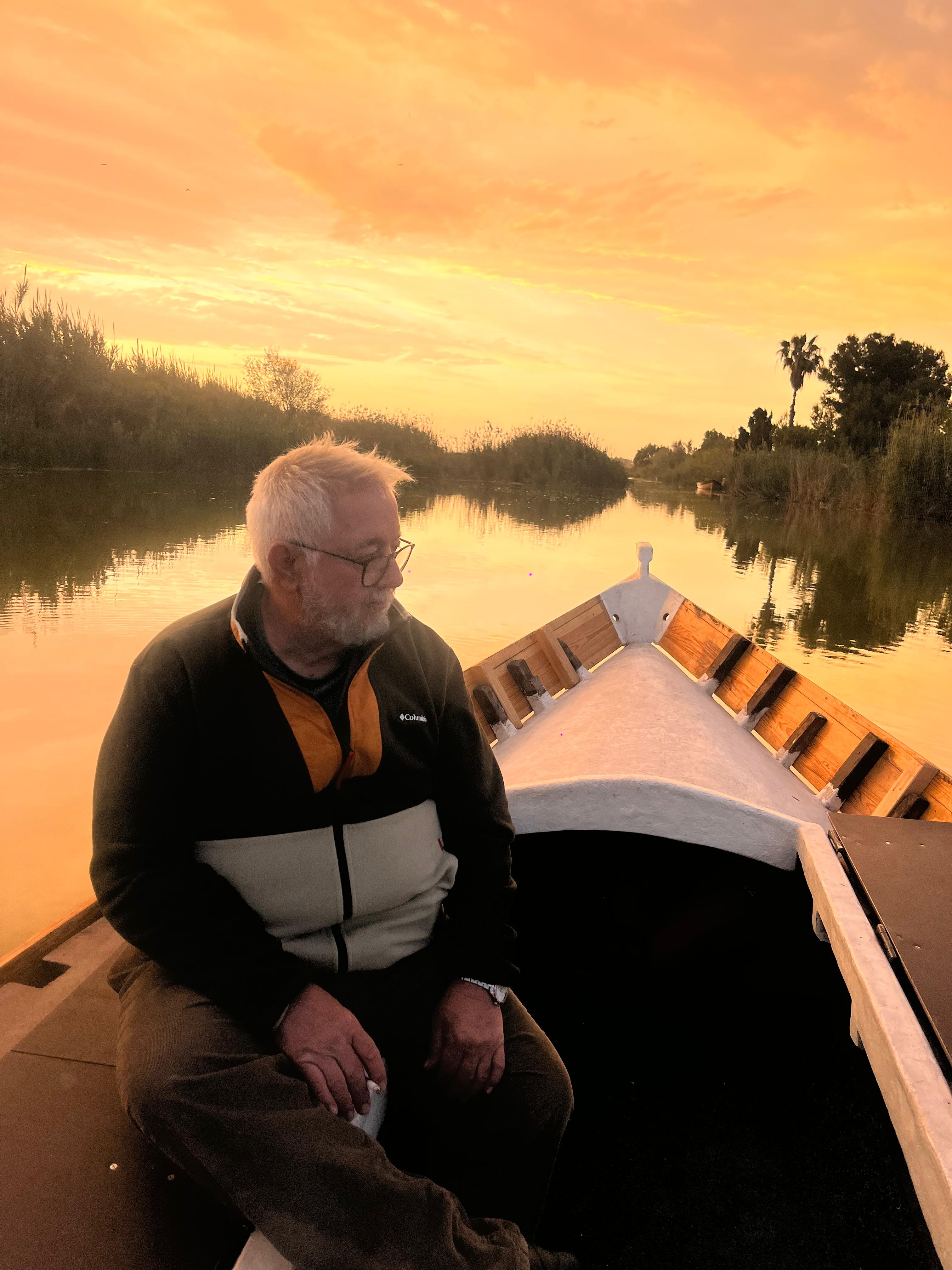 El equipo de El Roig con sus barcas tradicionales en el embarcadero de El Palmar, Albufera de Valencia
