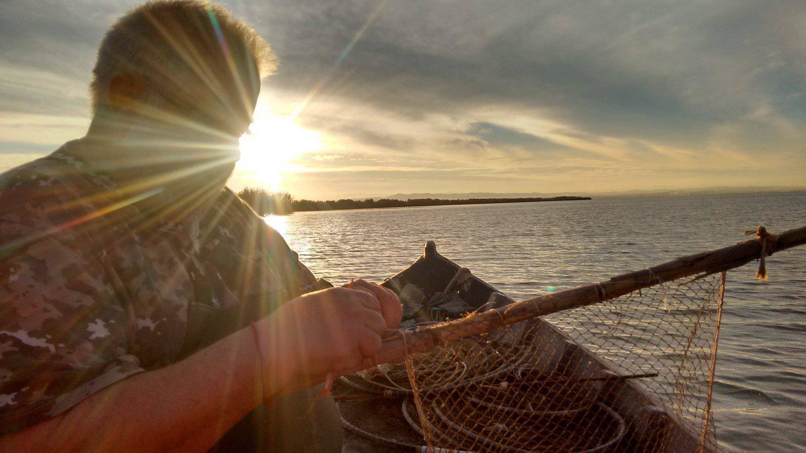 La familia El Roig en su barca tradicional en la Albufera de Valencia