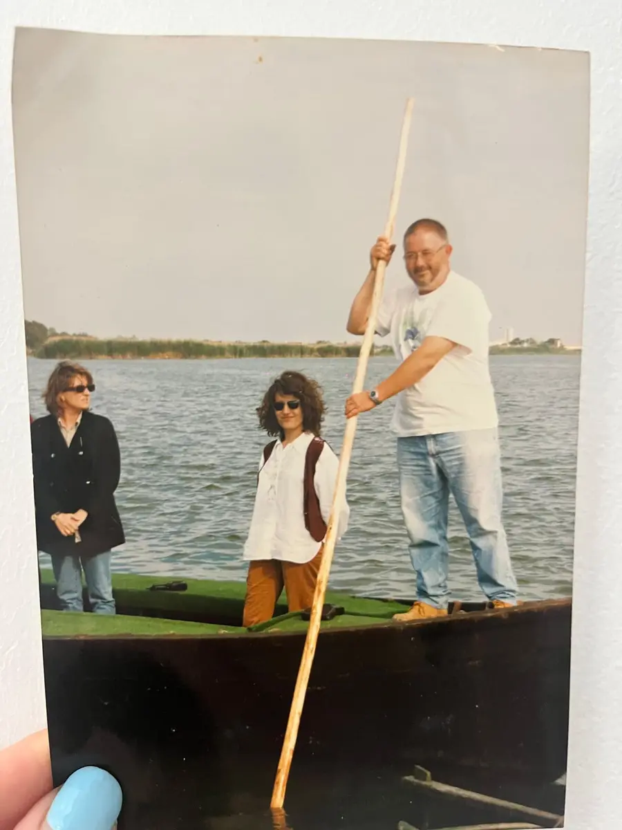 Familia El Roig junto a su barca histórica tradicional en la Albufera de Valencia