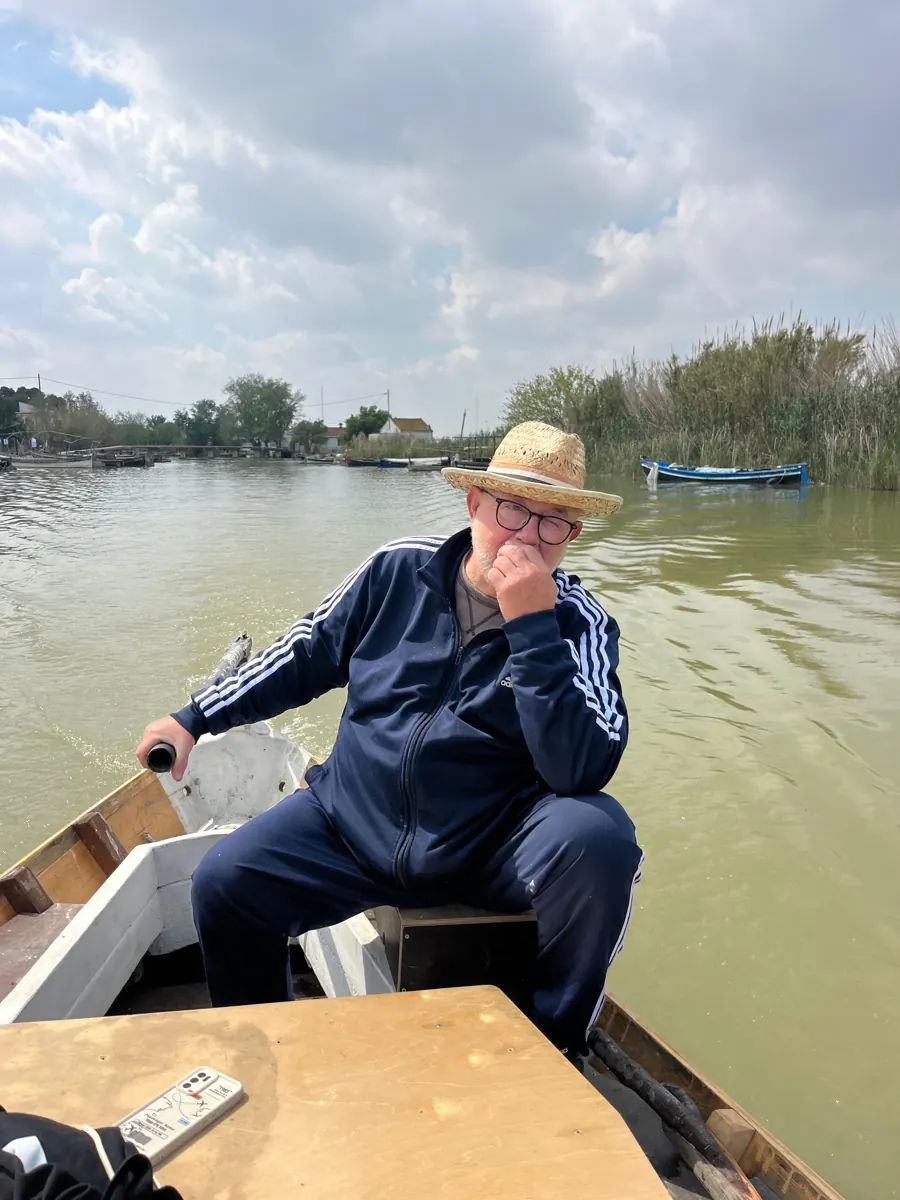 Luis Marco Bru, «El Roig», con sombrero de paja a los mandos de su barca en la Albufera