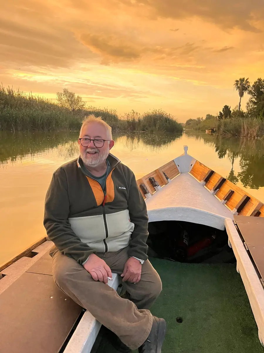 Patrón El Roig pilotando barca al atardecer en la Albufera de Valencia