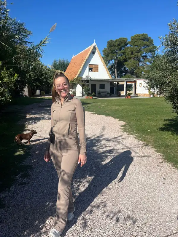 Propietaria de El Roig en la finca con barraca valenciana en El Palmar