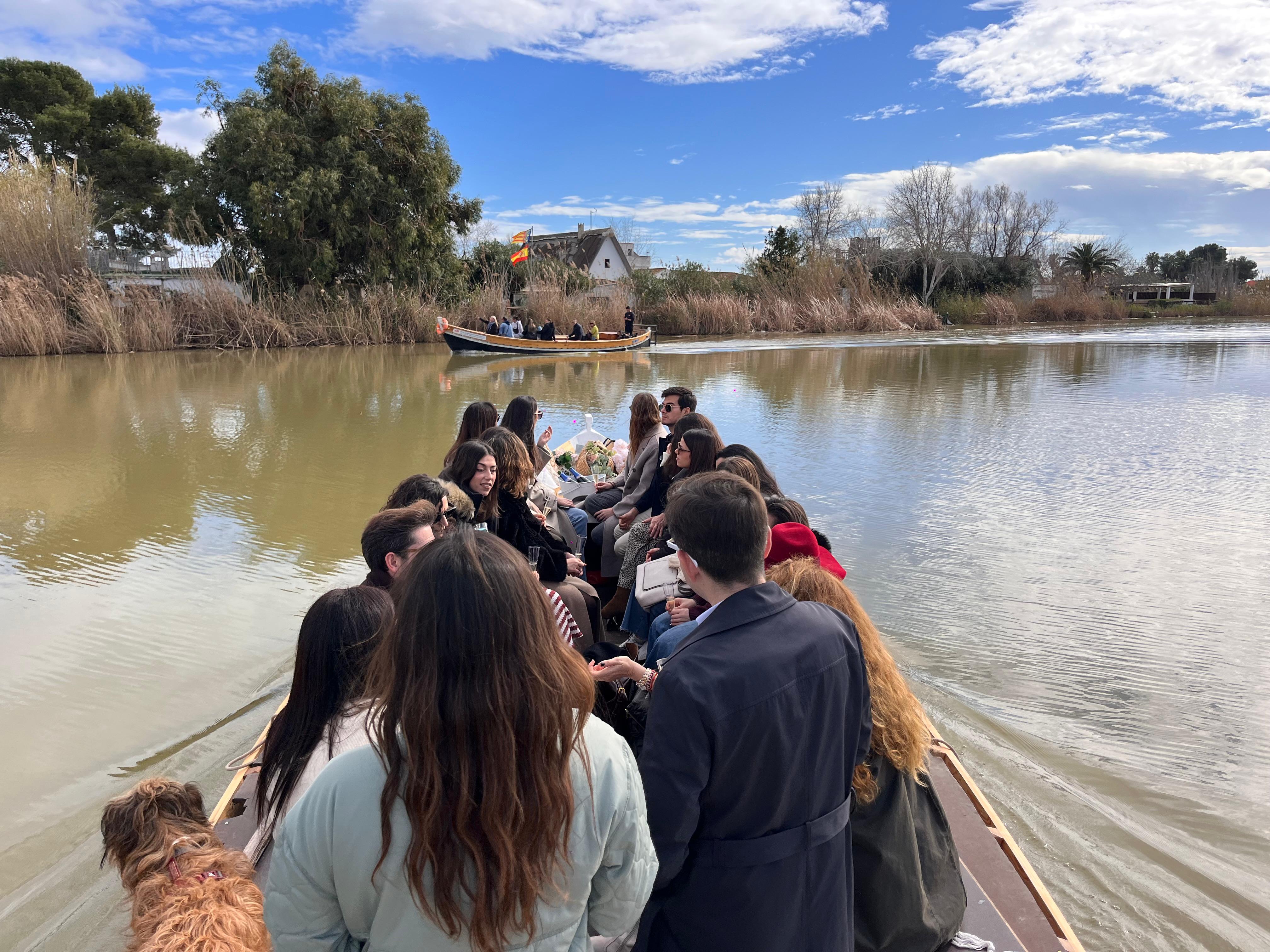 Barca tradicional de madera navegando por los canales del Parque Natural de la Albufera, El Palmar, Valencia