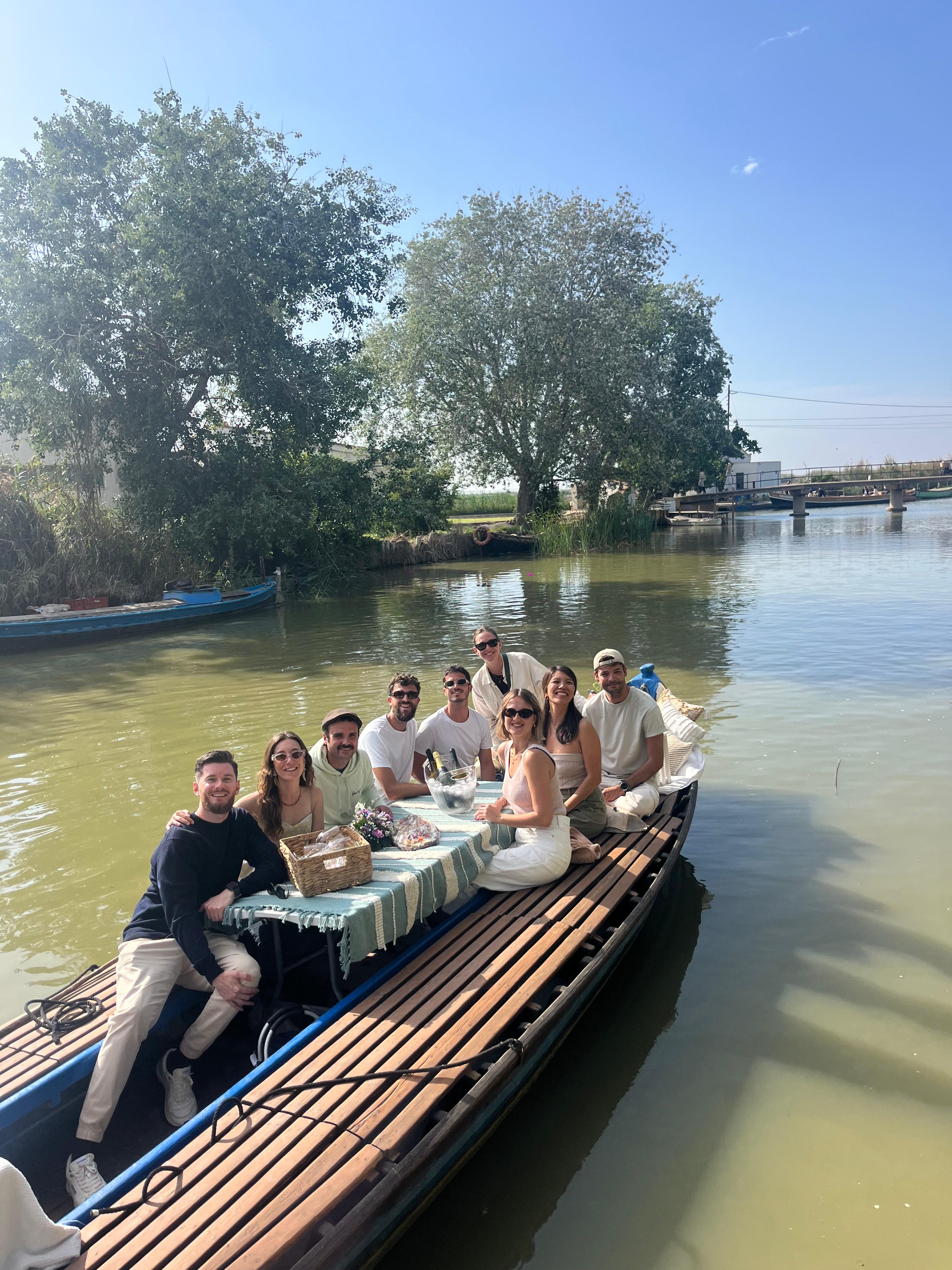 Vista del lago de la Albufera de Valencia desde una barca tradicional durante el paseo guiado