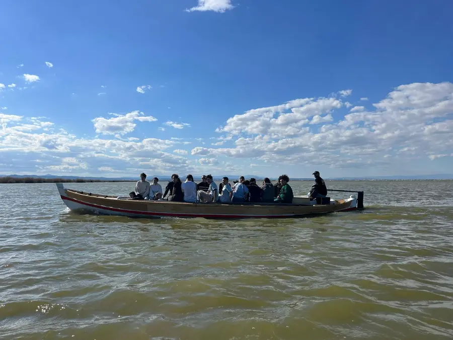 Familia navegando en barca tradicional por el lago de la Albufera de Valencia