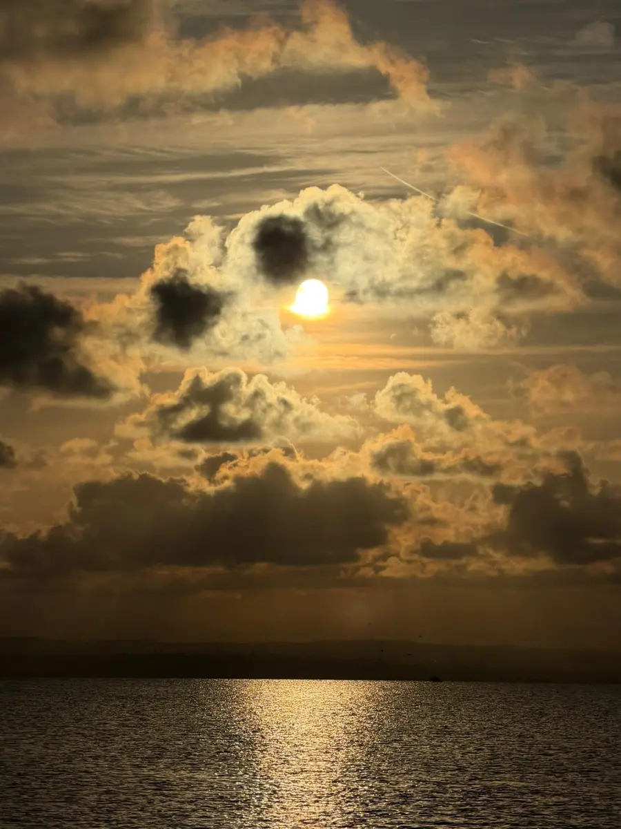 Cielo dorado con nubes dramáticas en puesta de sol sobre el lago Albufera Valencia