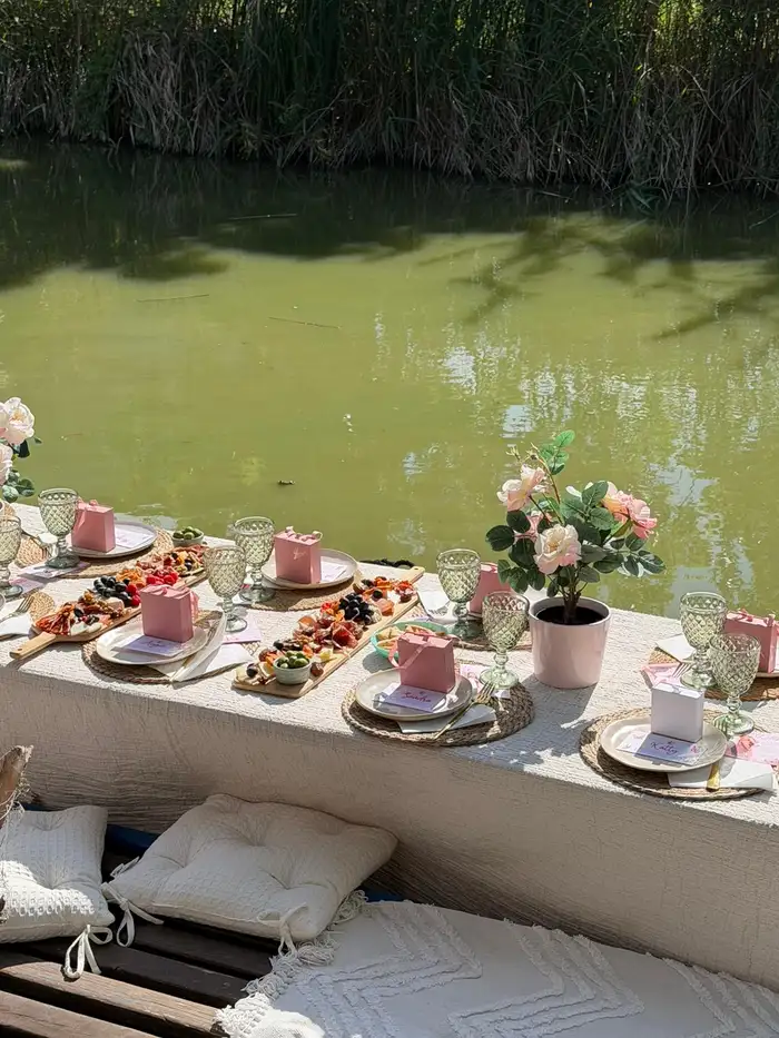 Mesa romántica con tapas, vino y rosas en barca sobre la Albufera de Valencia