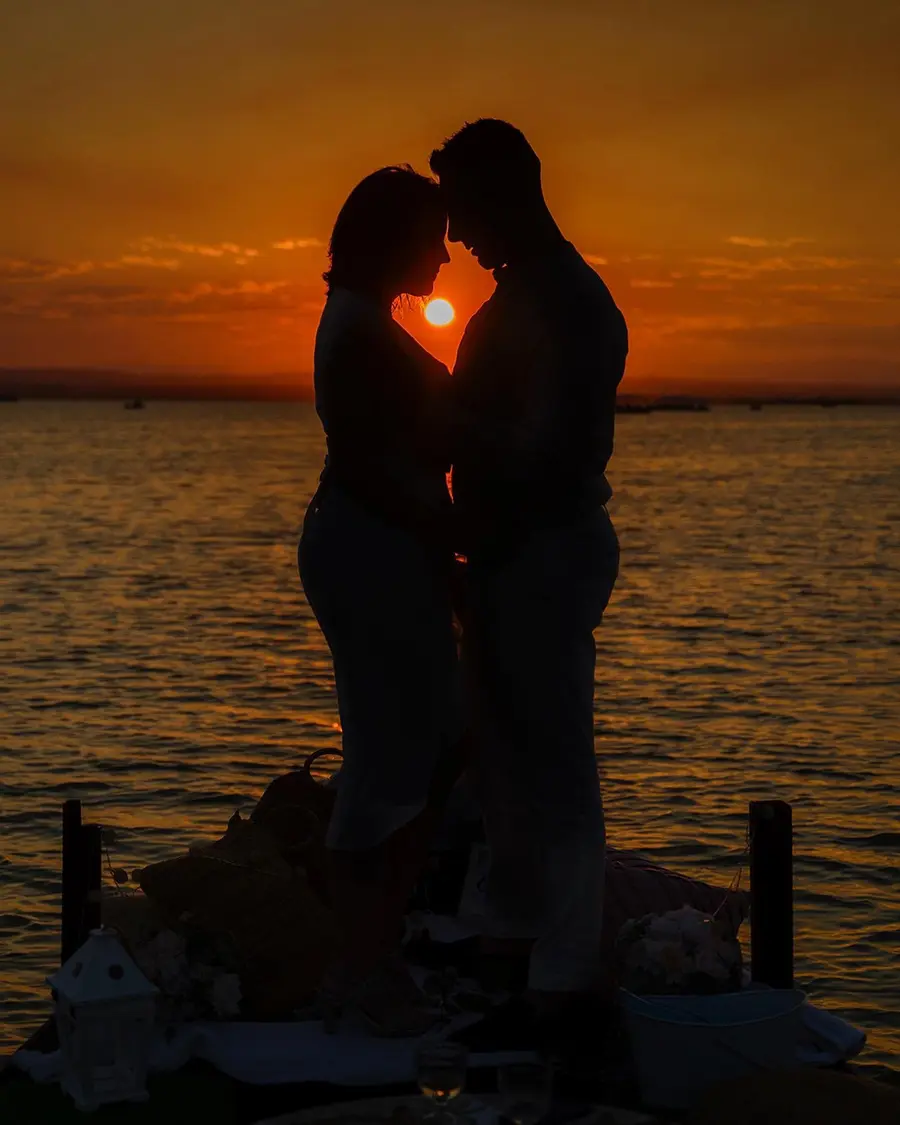 Silueta romántica de pareja al atardecer en la Albufera de Valencia
