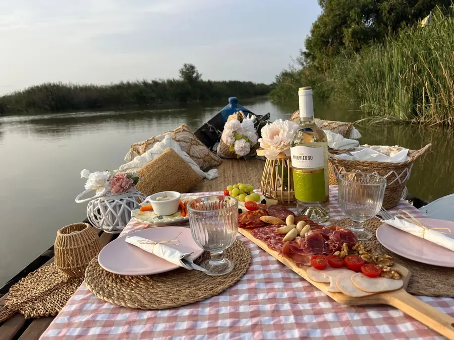 Tabla de quesos variados con vino en barca privada en la Albufera de Valencia