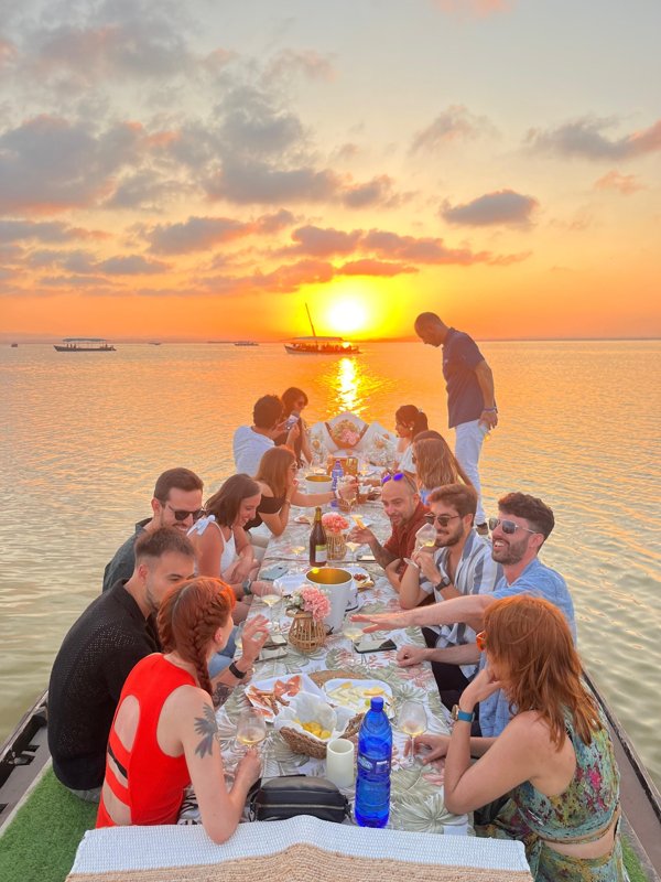 Cata de vinos valencianos a bordo de la barca en la Albufera