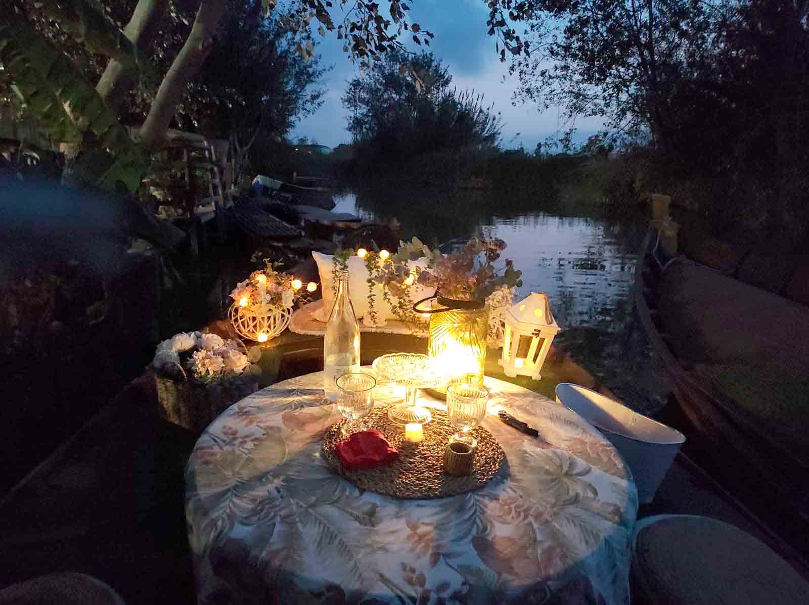 Pareja disfrutando de la puesta de sol romántica en barca en la Albufera